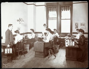 Interieur van vrouwen bij dicteermachines bij de New York Edison Co., 55 Duane Street, New York, 1910